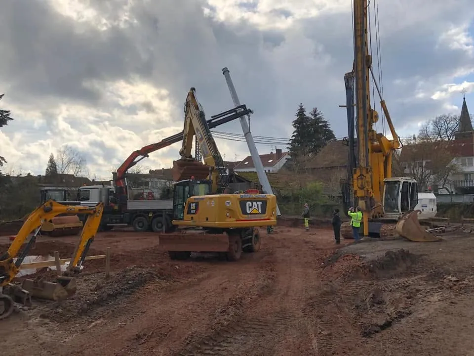 Bohrgerät und Bagger bei der Gründung eines mehrgeschossigen Neubaus