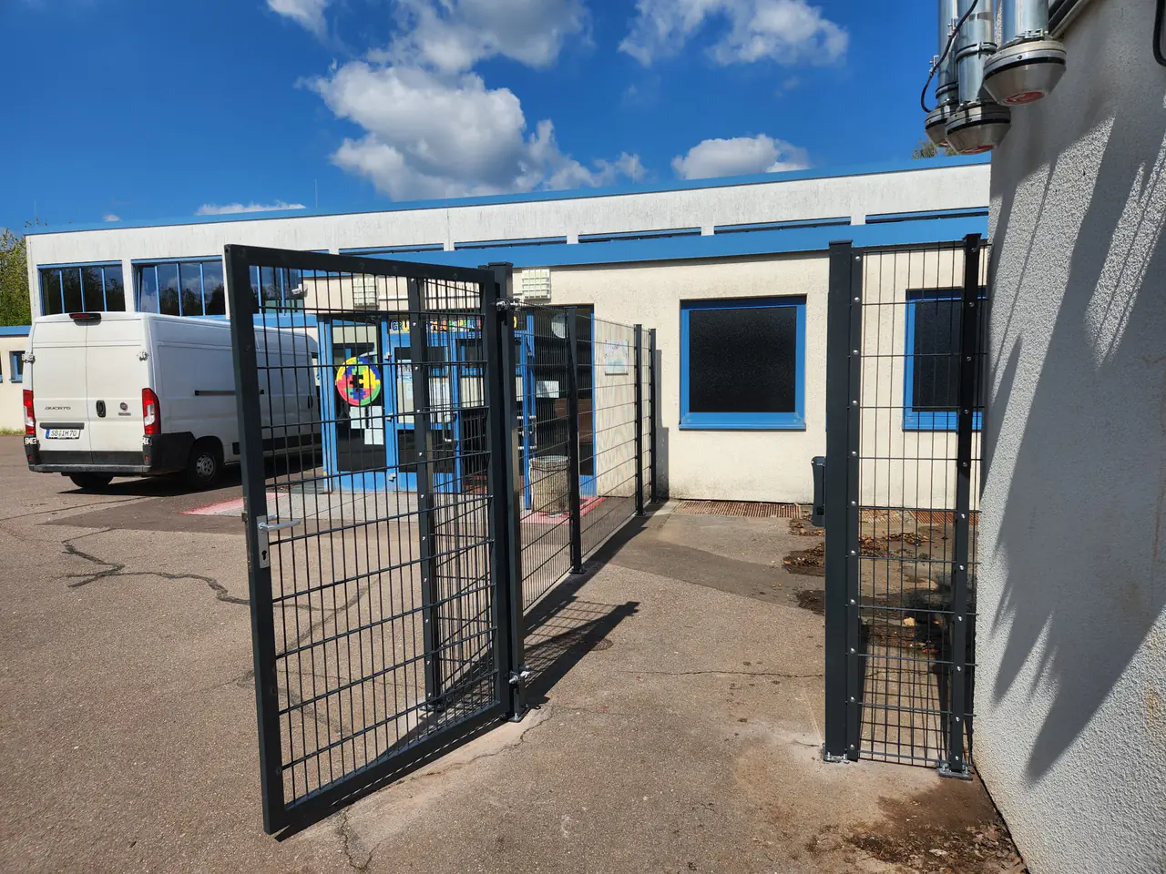Tor der Zaunanlage am Schulhof der Grundschule Pflugscheid